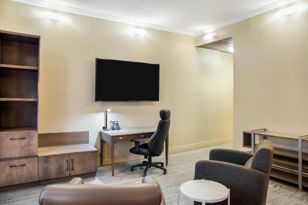 Queen Suite - Non-Smoking room - Image 3