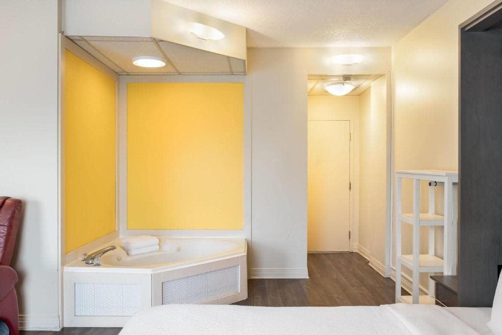 Deluxe Queen Suite - Non-Smoking room - Image 2