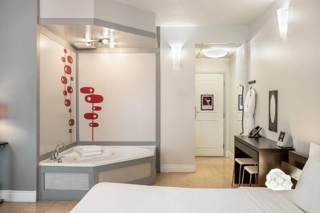 Superior Queen Suite - Non-Smoking room - Image 3