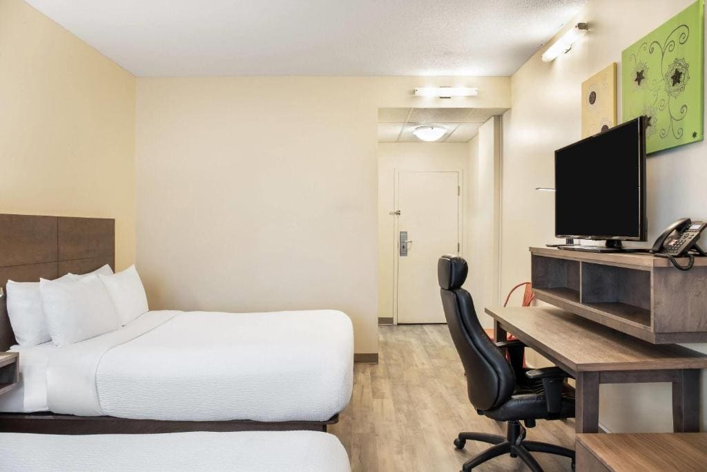 Queen Room with Two Queen Beds - Non-Smoking room - Image 2