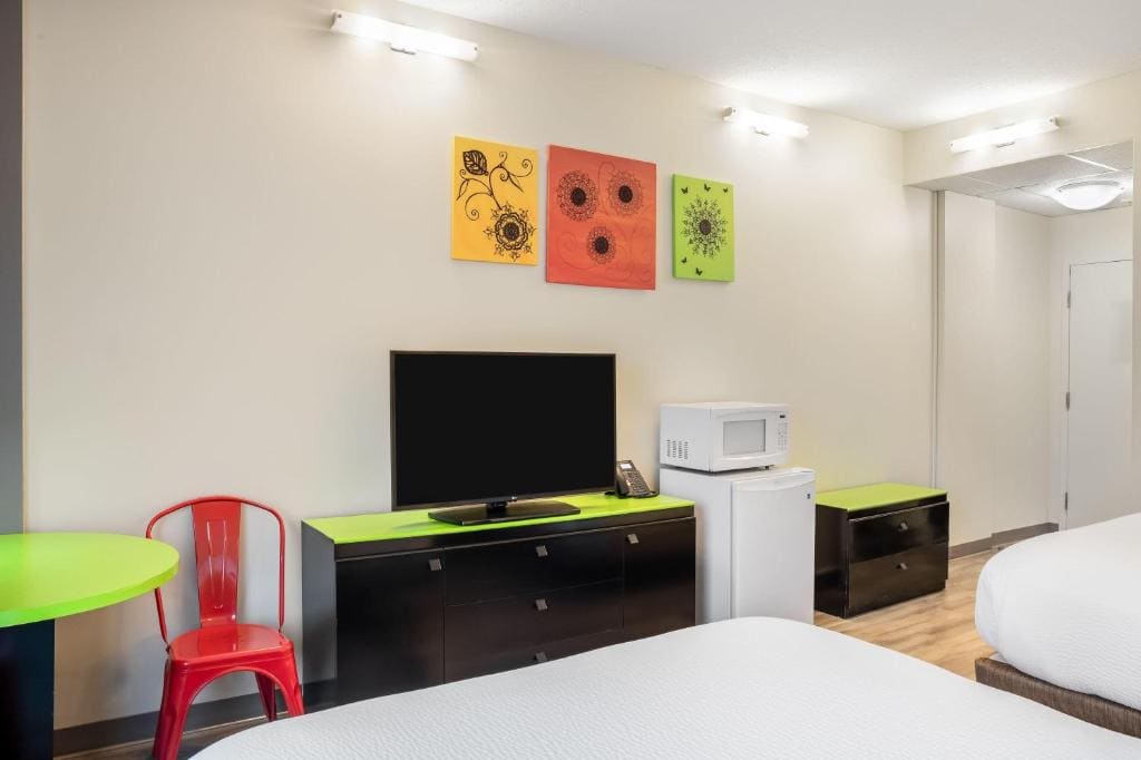 Standard Double Room with Two Double Beds - Non-Smoking room - Image 2