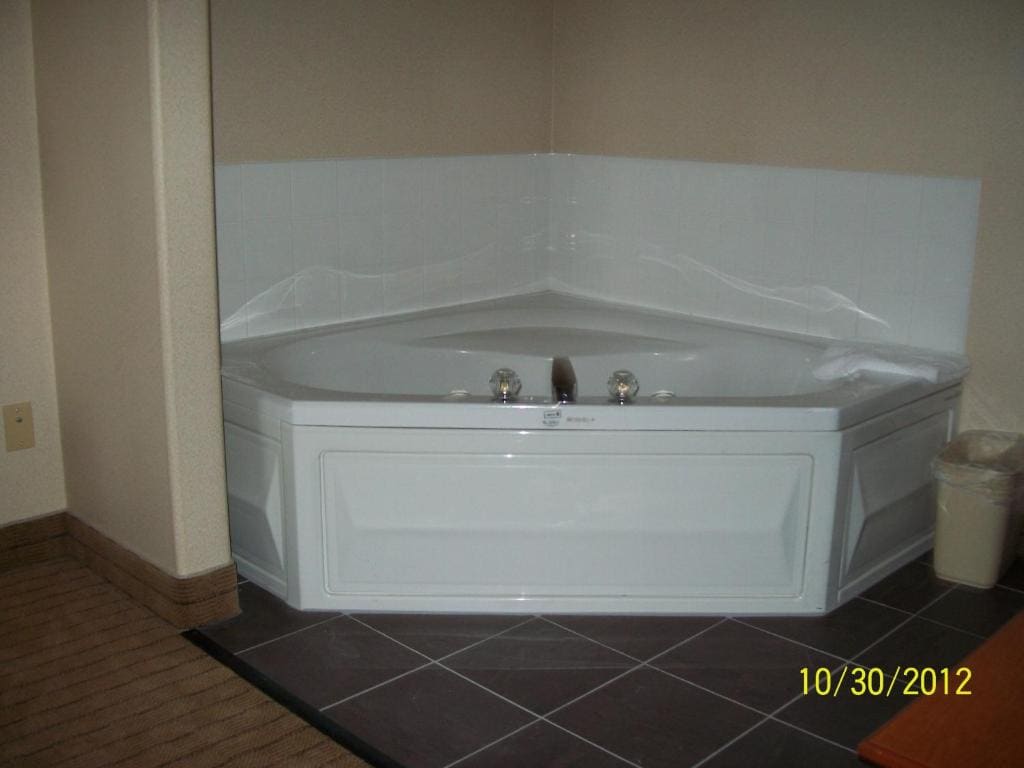 King Suite with Jetted Tub - Non-Smoking room - Image 1