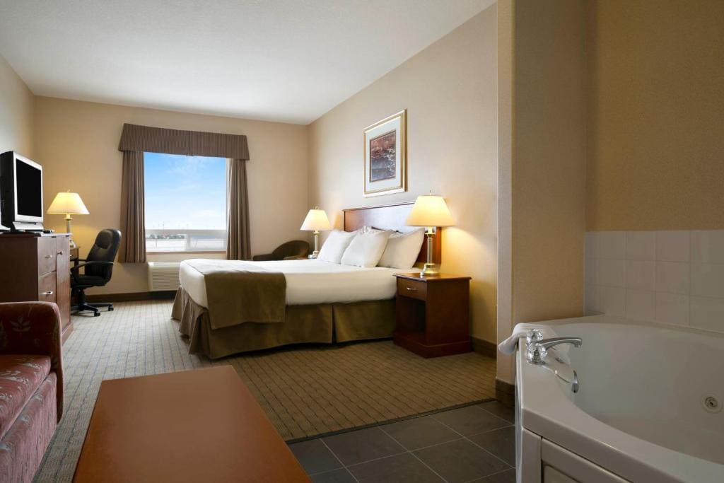 King Suite with Jetted Tub - Non-Smoking room - Image 3