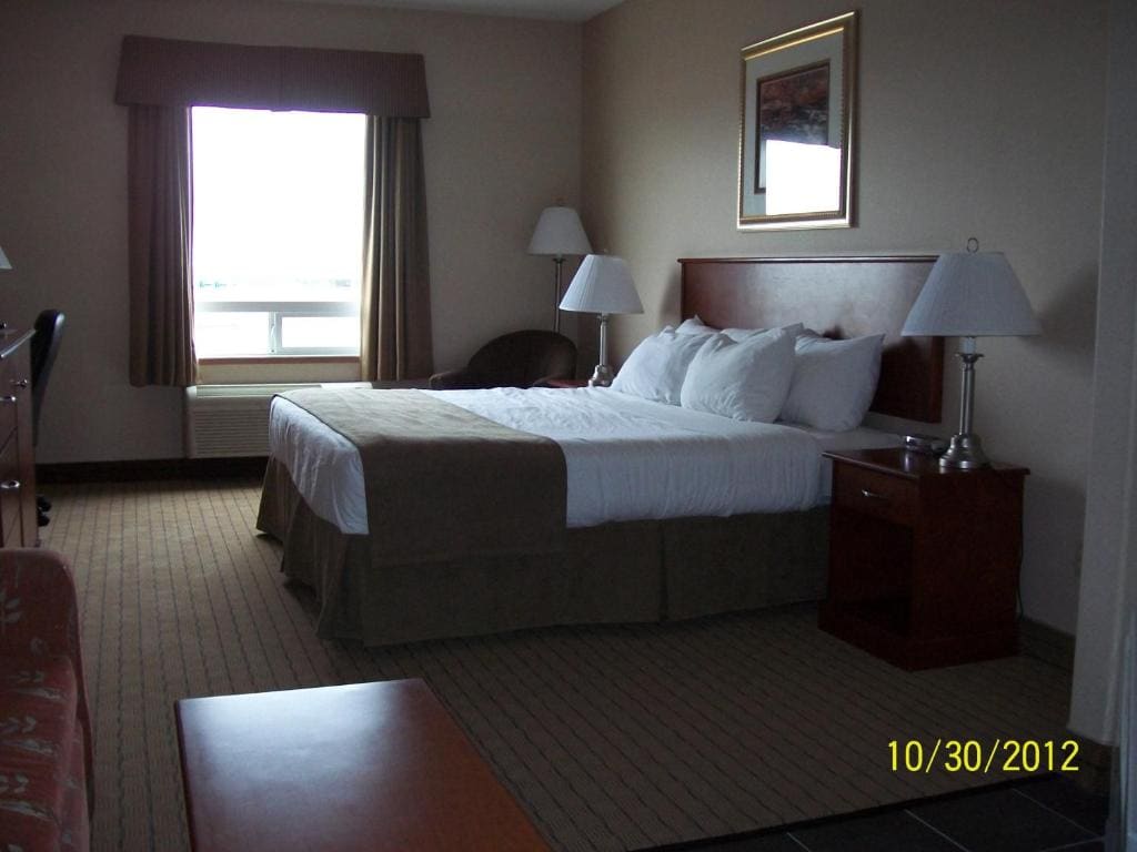 One-Bedroom Queen Family Suite - Non-Smoking room - Image 2