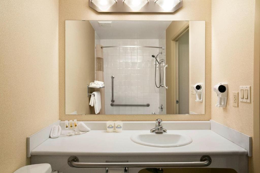 Queen Room - Disability Access/Non-Smoking room - Image 1