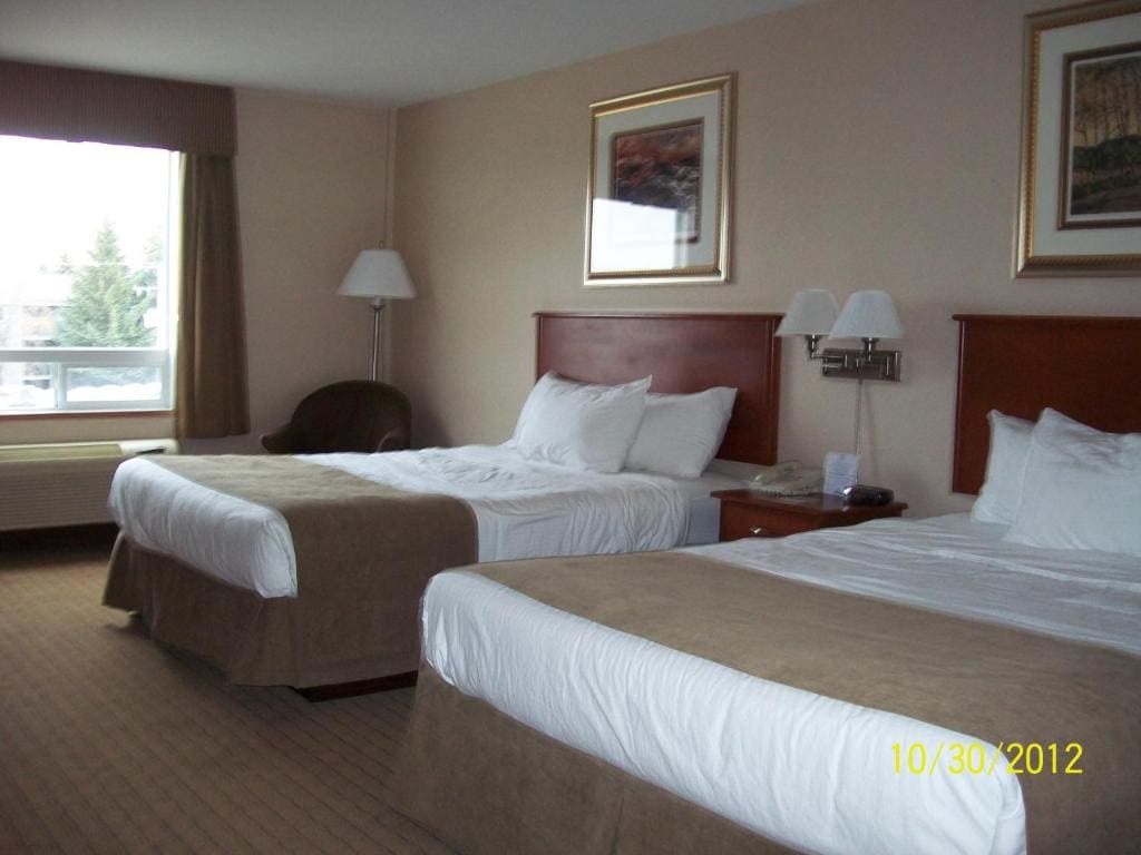 Queen Room with Two Queen Beds - Non-Smoking room - Image 2