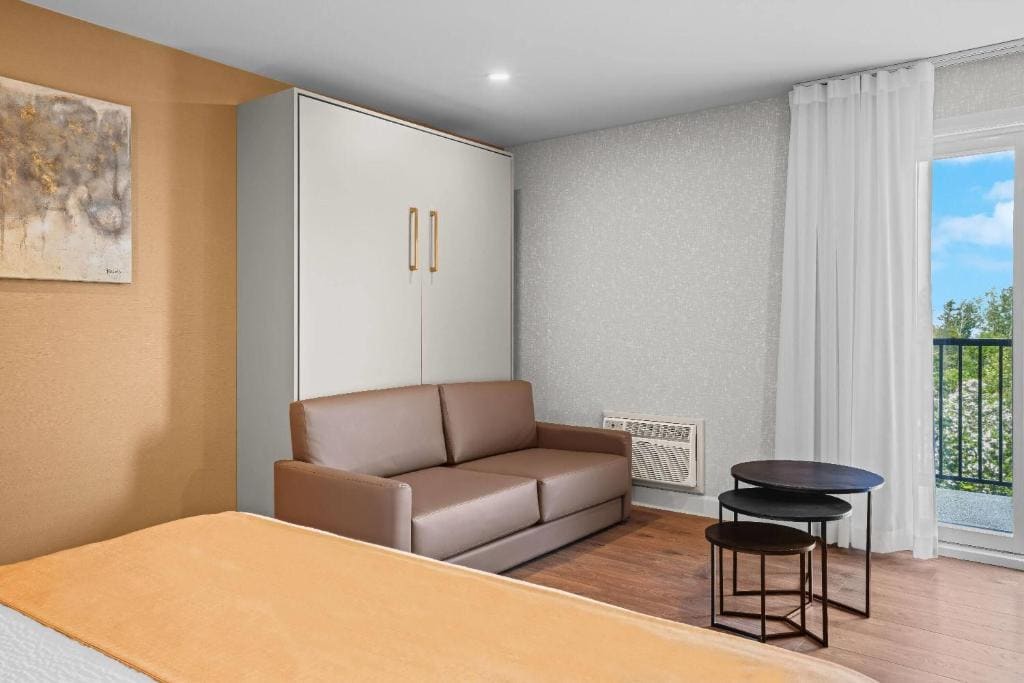 Room with One King Bed and One Queen Murphy Bed, Balcony - Non-Smoking room - Image 3