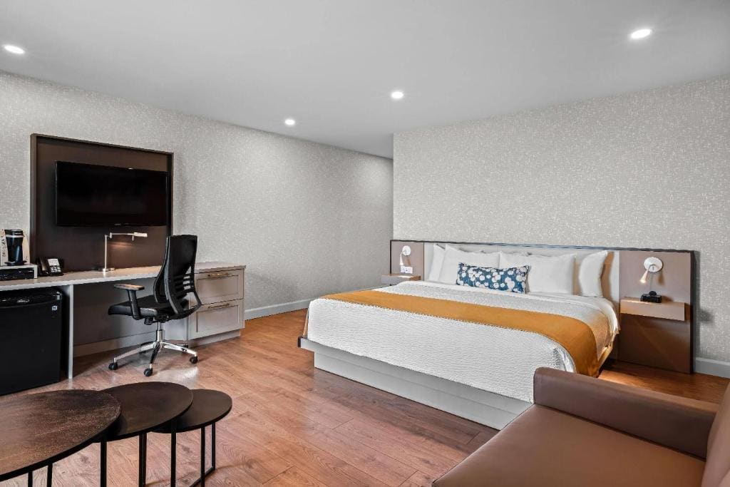Room with One King Bed and One Queen Murphy Bed, Balcony - Non-Smoking room - Image 1
