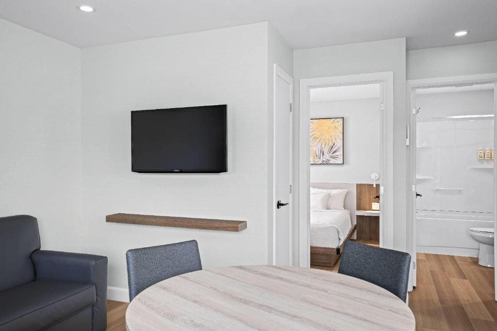 Cottage with One Queen Bed, Sofa Bed and Kitchen - Non-Smoking room - Image 2