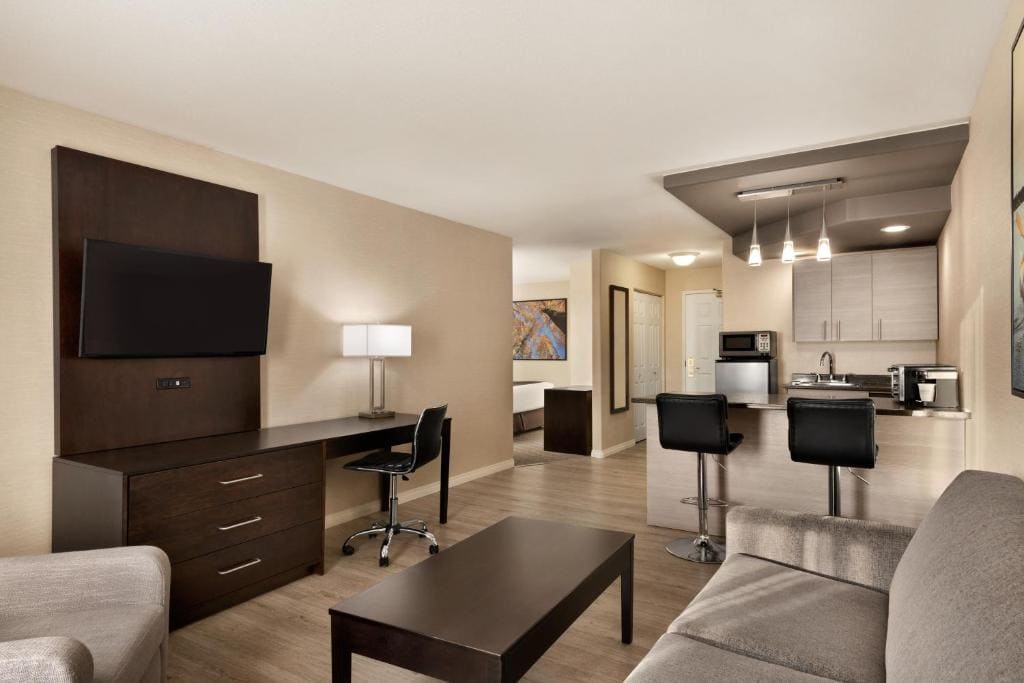King Suite - Non-Smoking room - Image 1