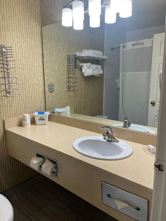 Queen Room with Two Queen Beds - Non-Smoking room - Image 1