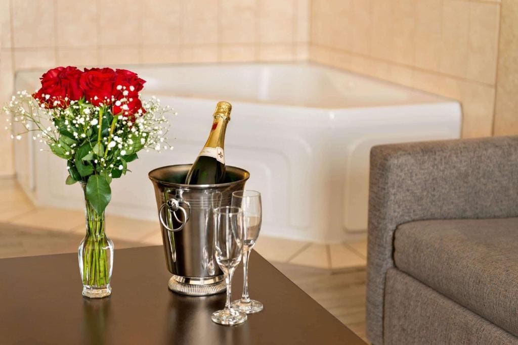 Suite with Spa Bath room - Image 3