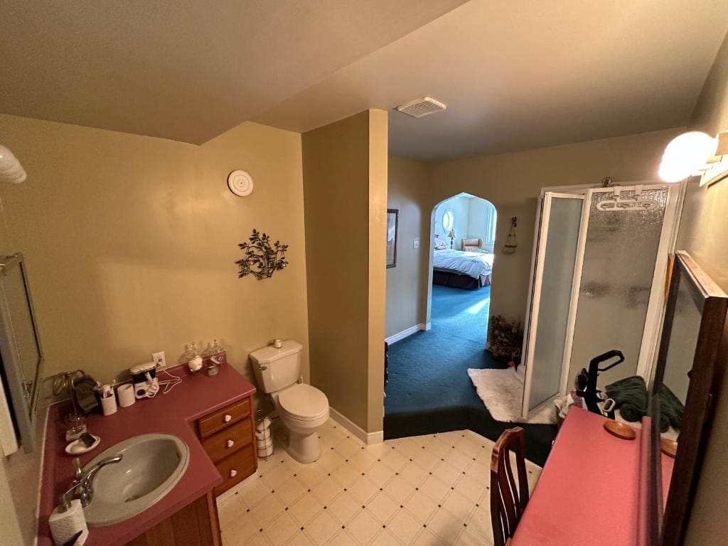 Family Room with Private Bathroom room - Image 3