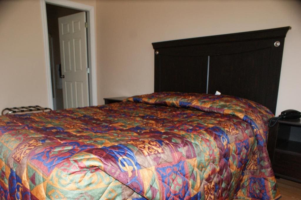 Standard Queen Room with Two Queen Beds room - Image 3