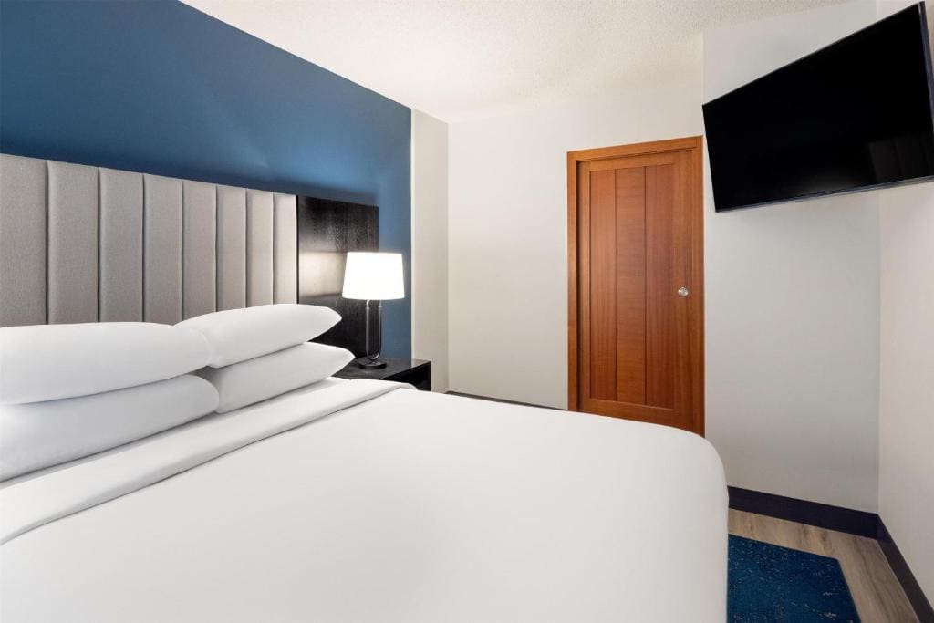Queen Suite - Disability Access/Non-Smoking room - Image 2