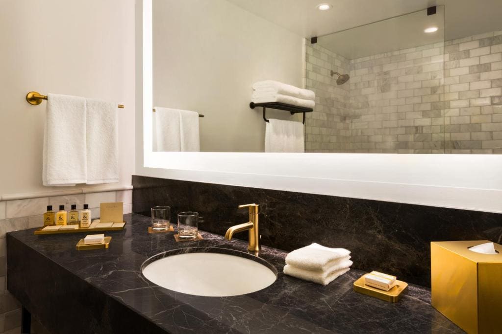 Boutique Queen Studio - Accommodates up to 2 people room - Image 2