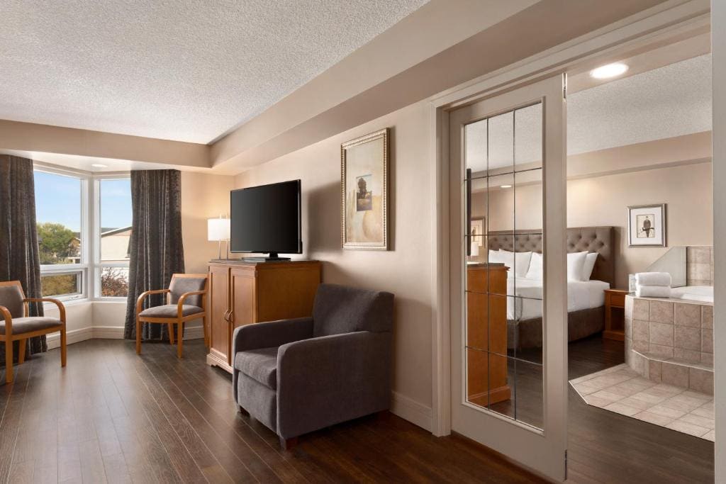 Deluxe One-Bedroom King Suite - Non-Smoking room - Image 2
