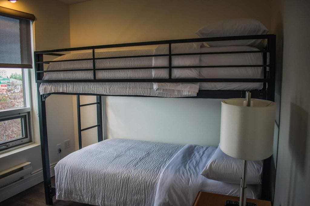 Family Room with Two Queen Beds and One Bunk Bed - Non-Smoking room - Image 1