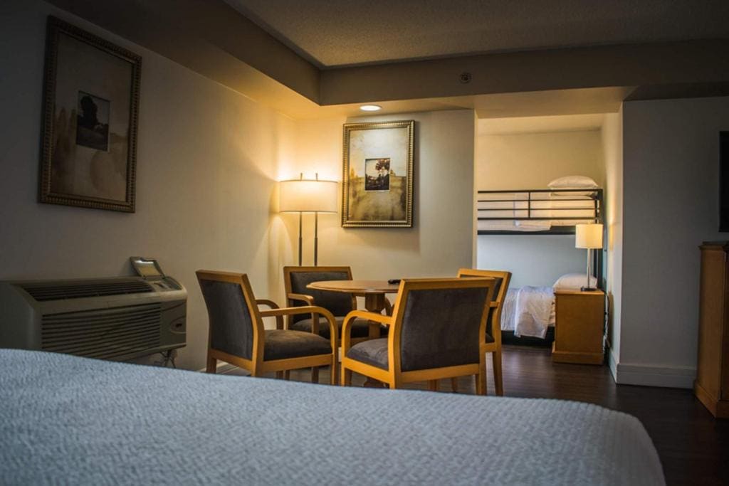 Family Room with Two Queen Beds and One Bunk Bed - Non-Smoking room - Image 3