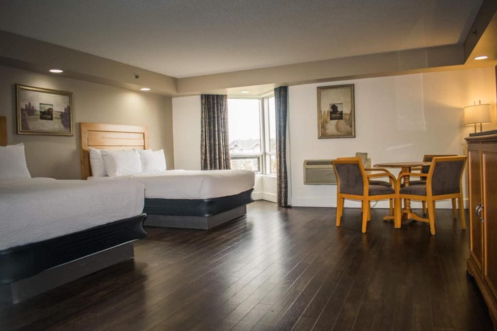 Family Room with Two Queen Beds and One Bunk Bed - Non-Smoking room - Image 2