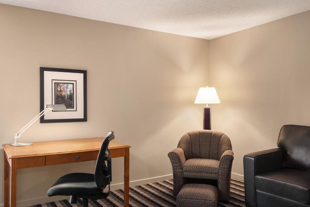 Deluxe King Room - Mobility Access/Non-Smoking room - Image 1