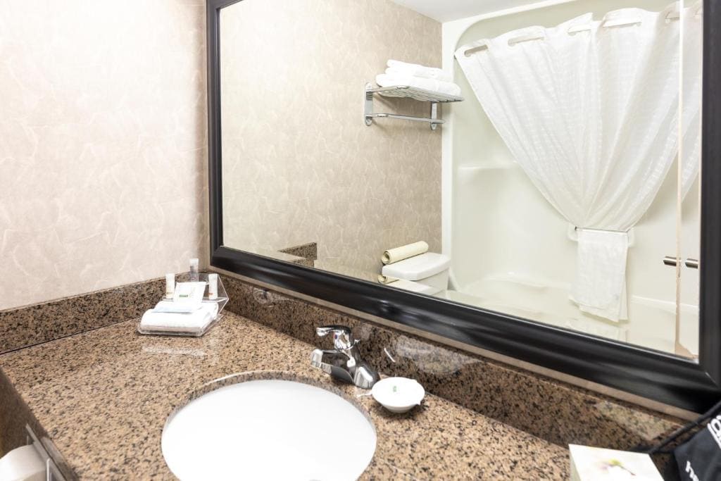 Deluxe Queen Room with Two Queen Beds - Non-Smoking room - Image 1