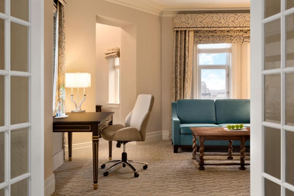 Corner Suite Queen NS room - Image 3