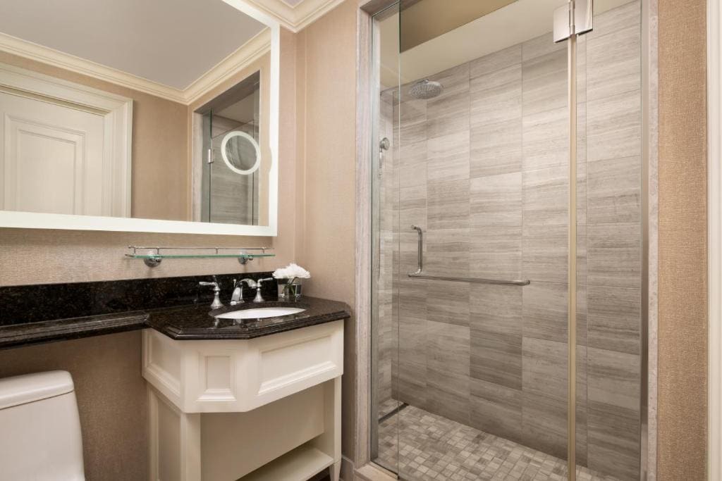 Fairmont Gold One Bedroom King Suite One King with Lounge Access room - Image 2