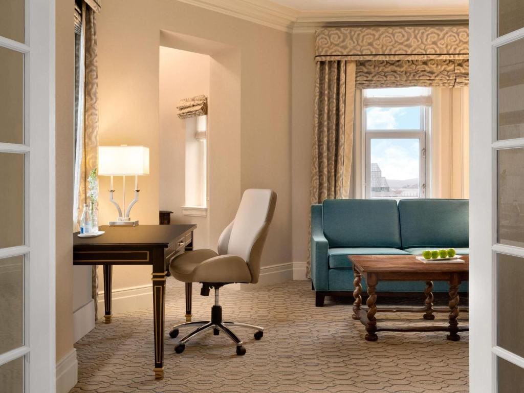 Fairmont Gold One Bedroom King Suite One King with Lounge Access room - Image 3