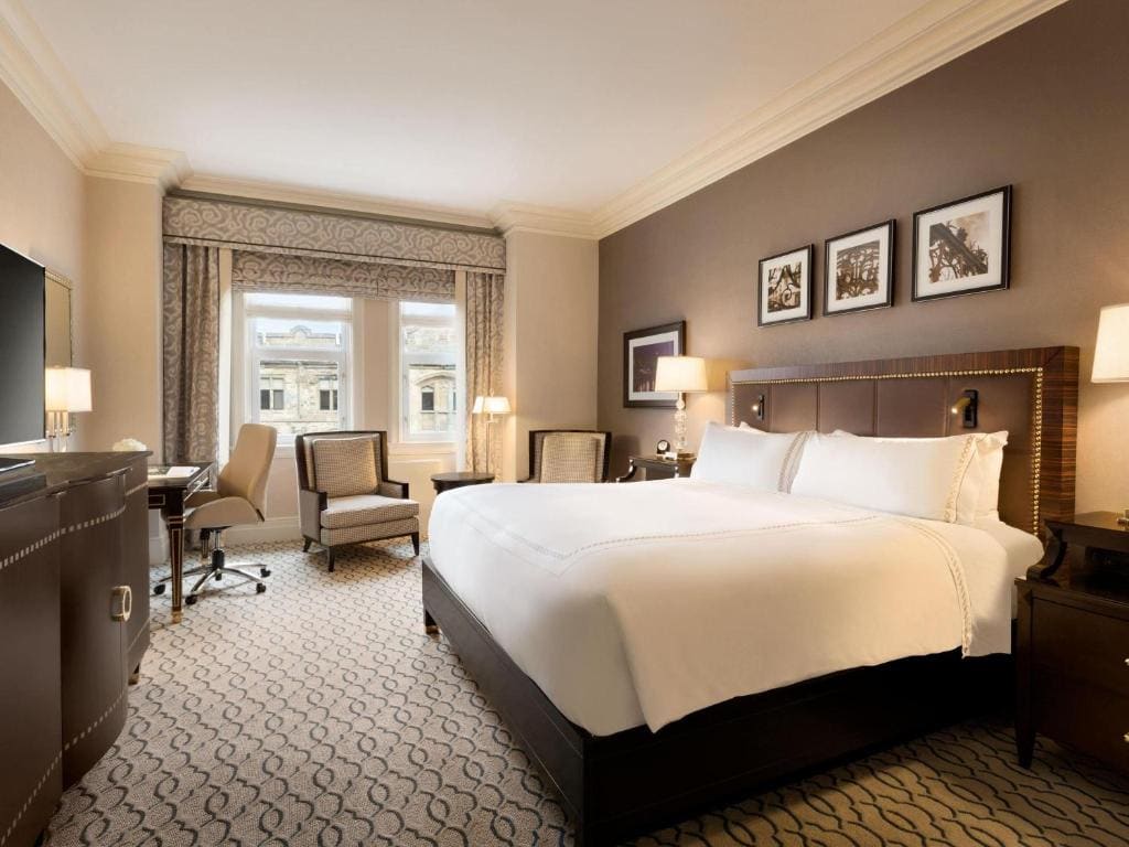 Fairmont Gold King bed Room room - Image 2
