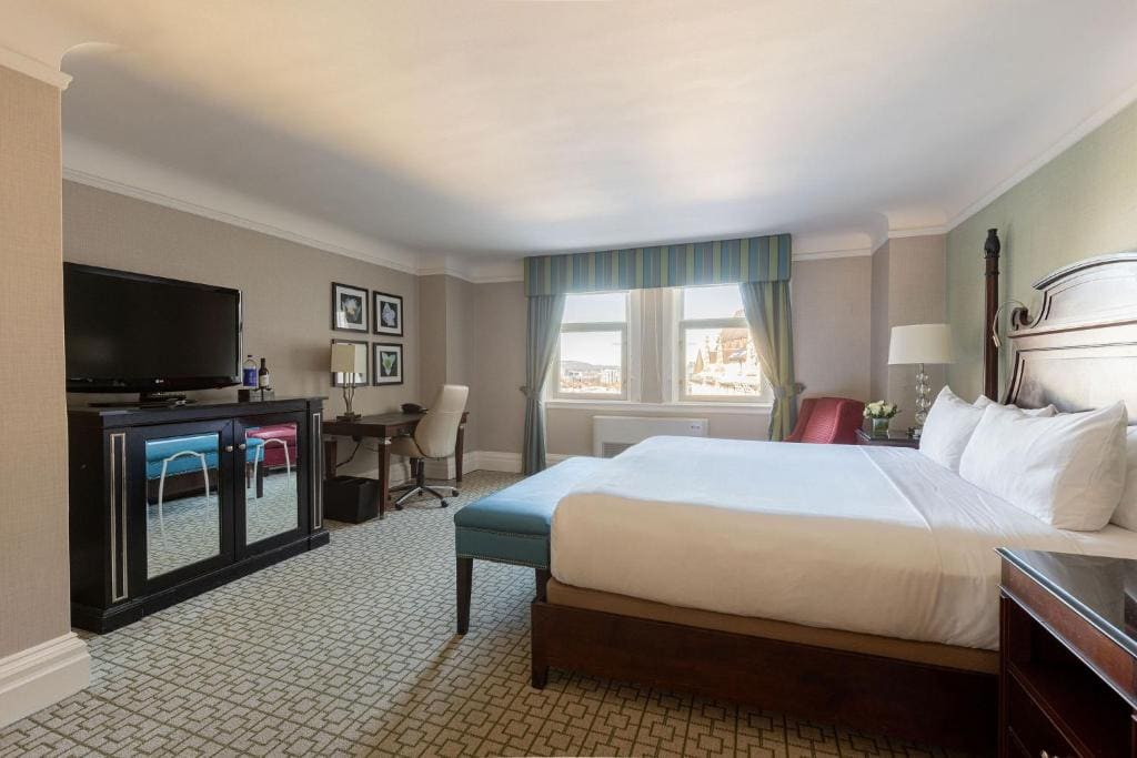 Deluxe Queen Room room - Image 3