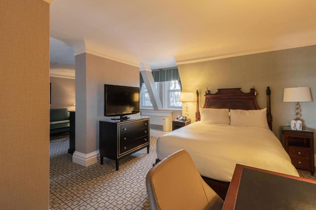 Deluxe King Room with View room - Image 3