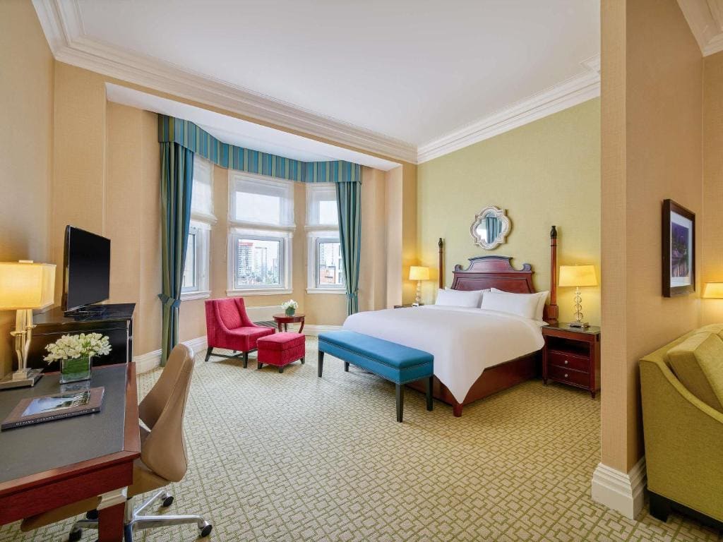 Deluxe King Room with View room - Image 2