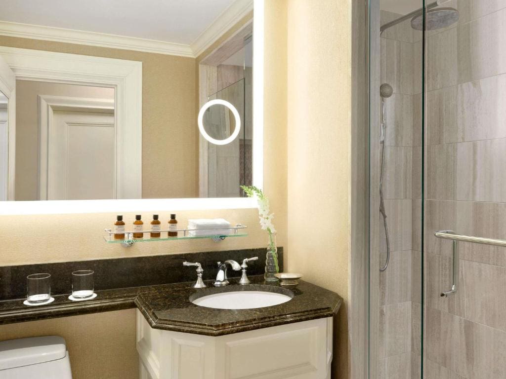 Fairmont Gold King bed Room room - Image 3