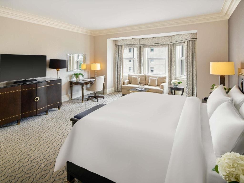 Fairmont Gold King bed Room room - Image 1