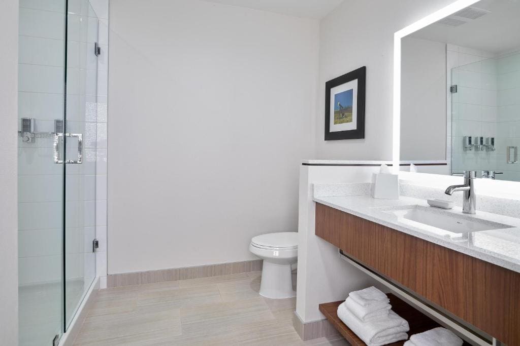 Guest Room, 1 King room - Image 2