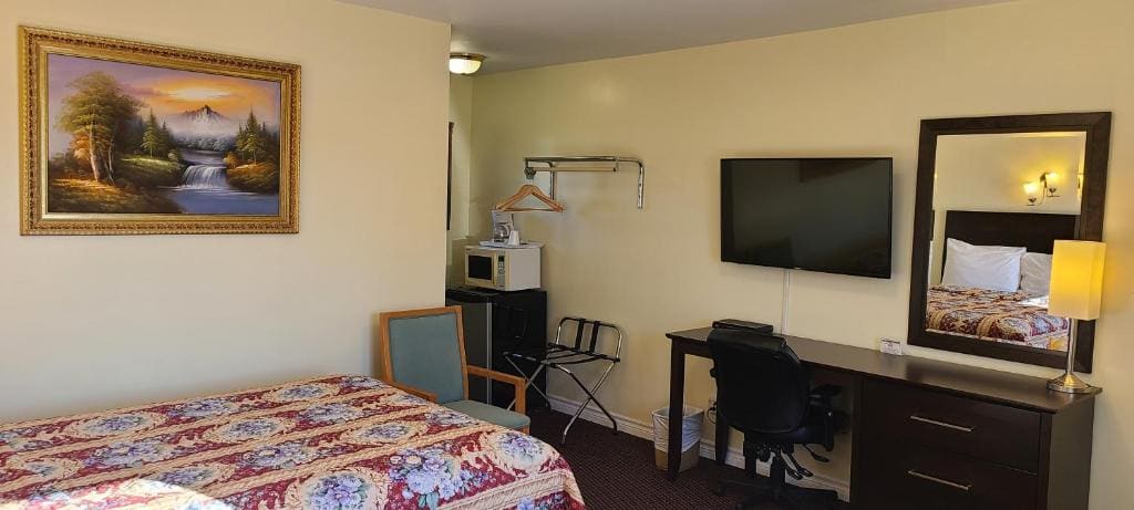 Double Room with Two Double Beds room - Image 3