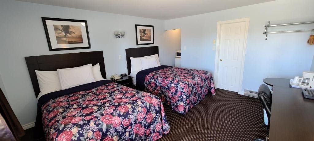 Double Room with Two Double Beds room - Image 2