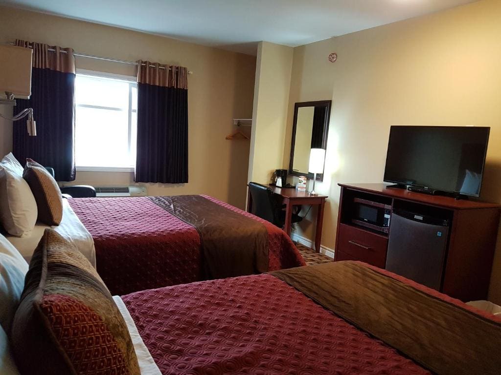 Queen Room with Two Queen Beds room - Image 3
