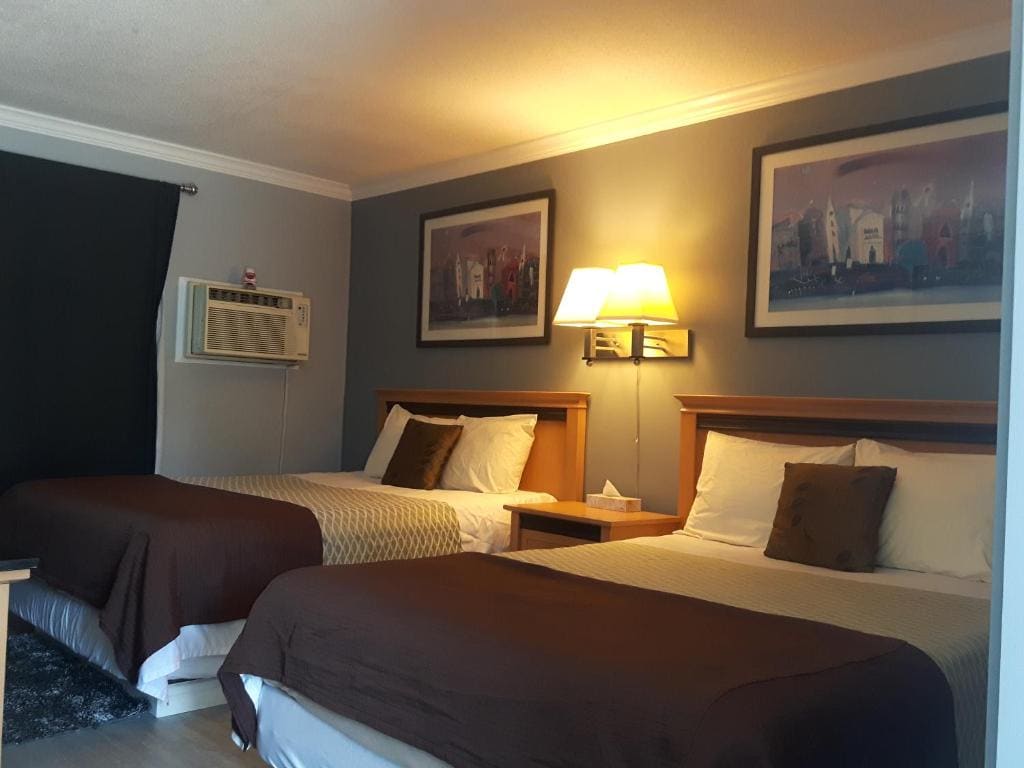 Queen Room with Two Queen Beds room - Image 2