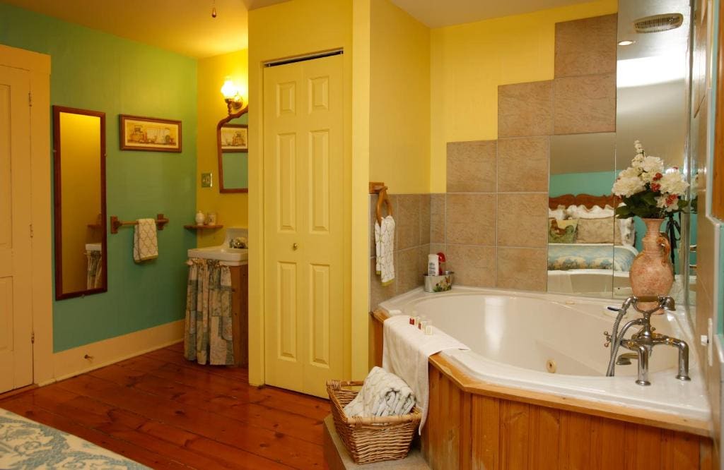 Queen Room with Garden View room - Image 2