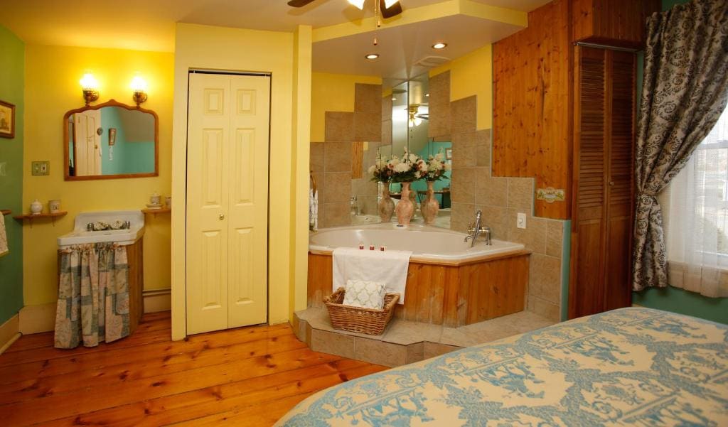 Queen Room with Garden View room - Image 3