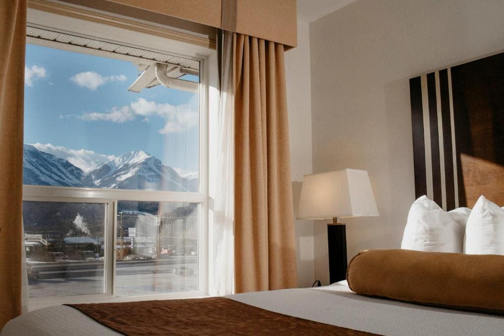 3 Queen Beds, Family Suite, Non-Smoking room - Image 2