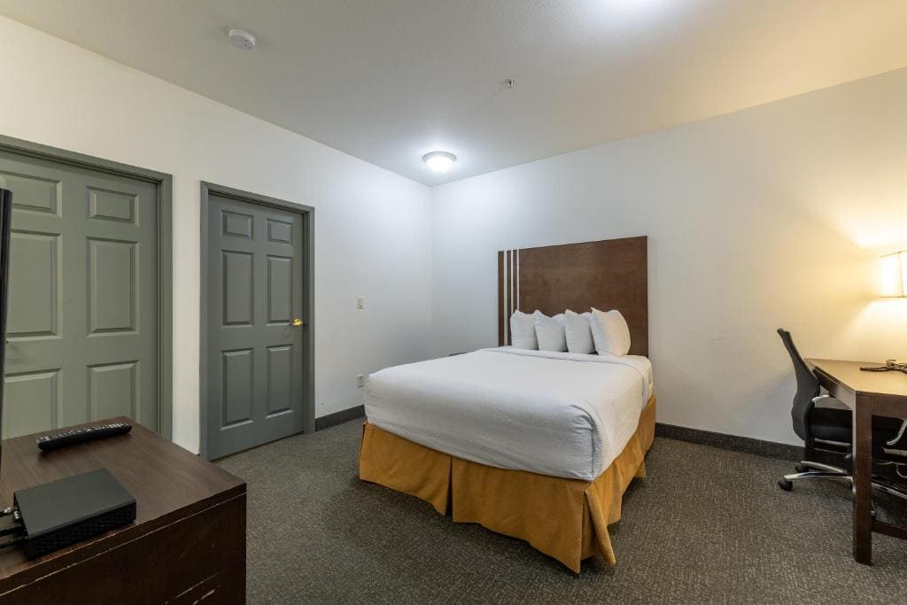 3 Queen Beds, Family Suite, Non-Smoking room - Image 1