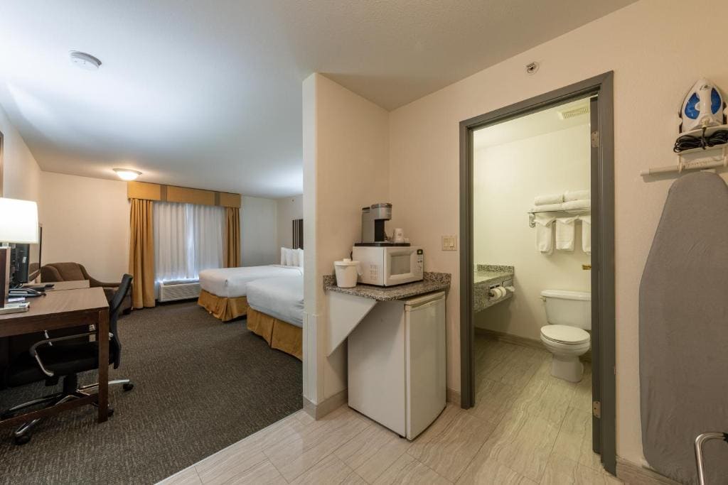 Queen Room with Two Queen Beds - Non-Smoking room - Image 2