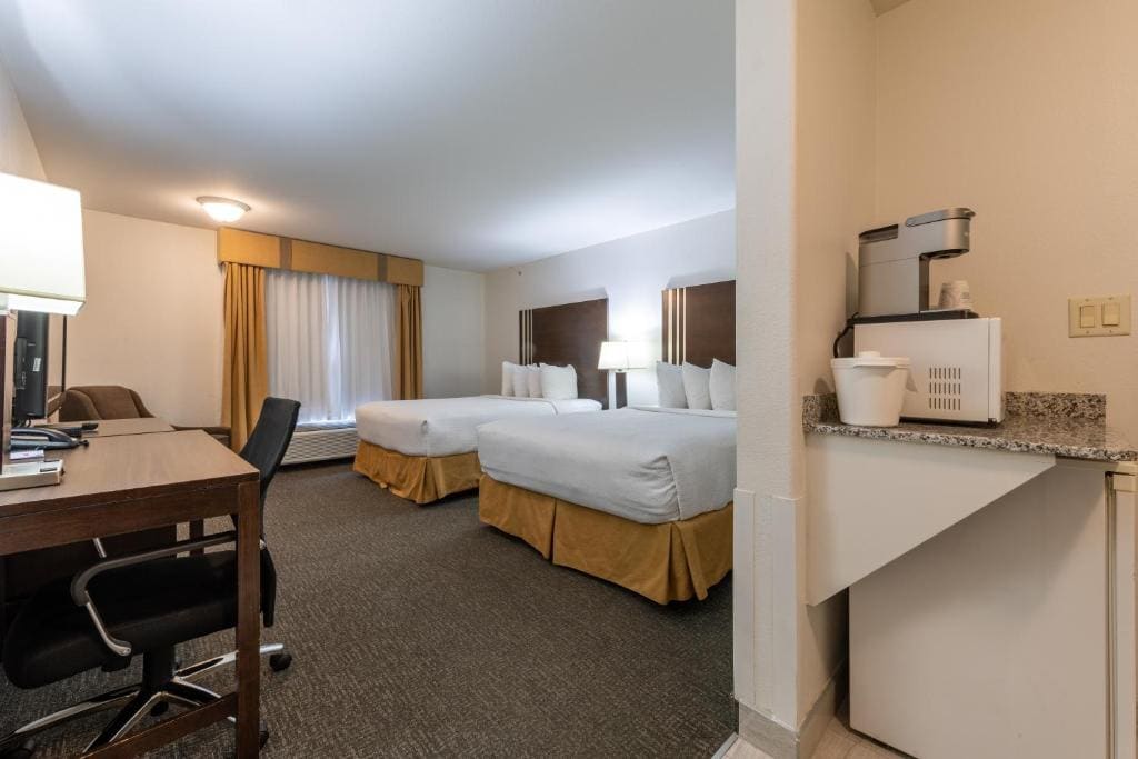 Queen Room with Two Queen Beds - Non-Smoking room - Image 1
