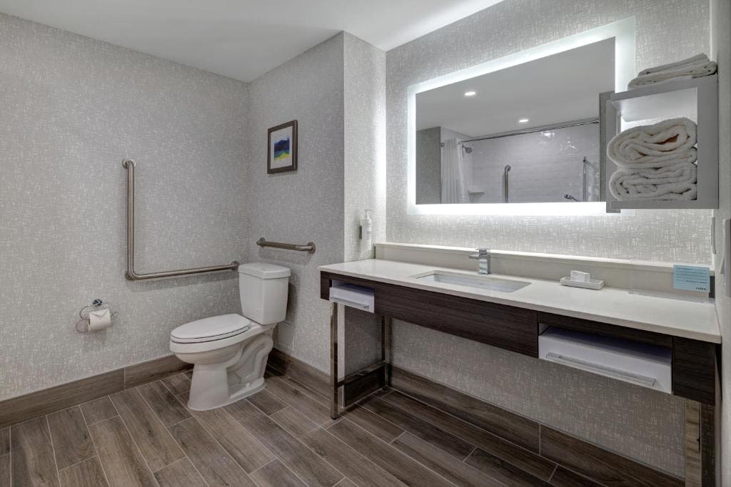 King Studio - Mobility and Hearing Access/Non-Smoking room - Image 2