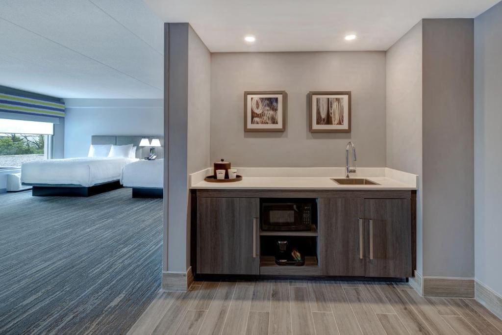 Queen Studio Suite with Two Queen Beds - Non-Smoking room - Image 3