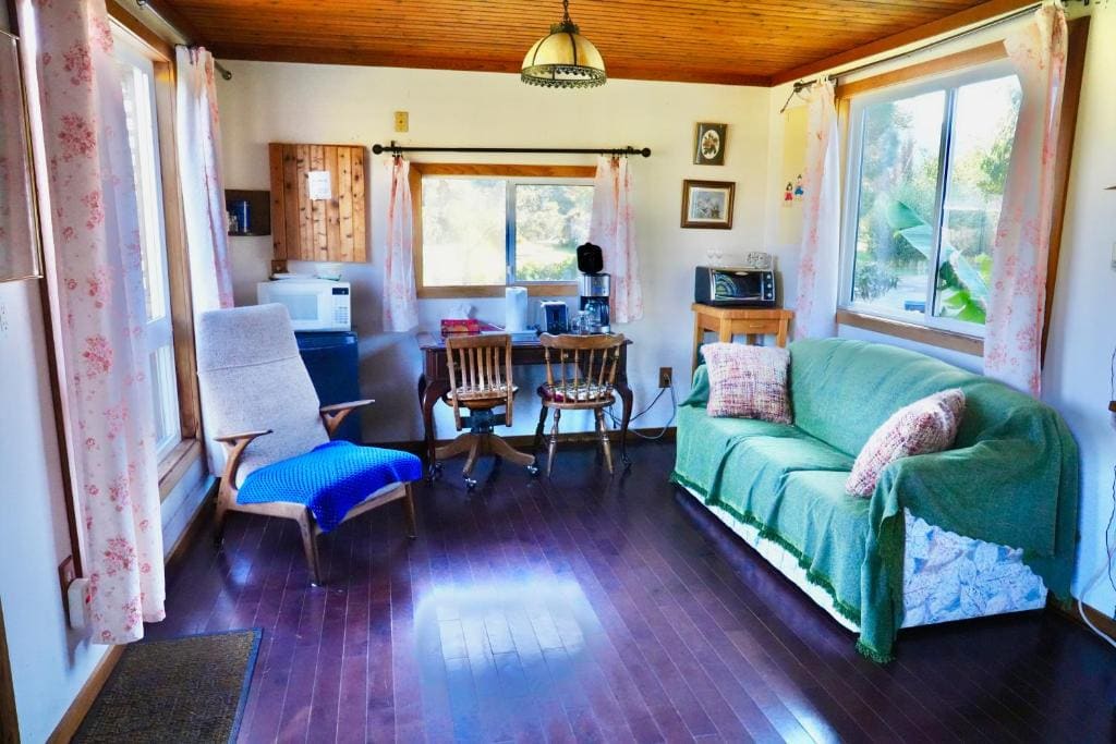 One-Bedroom Cottage room - Image 2
