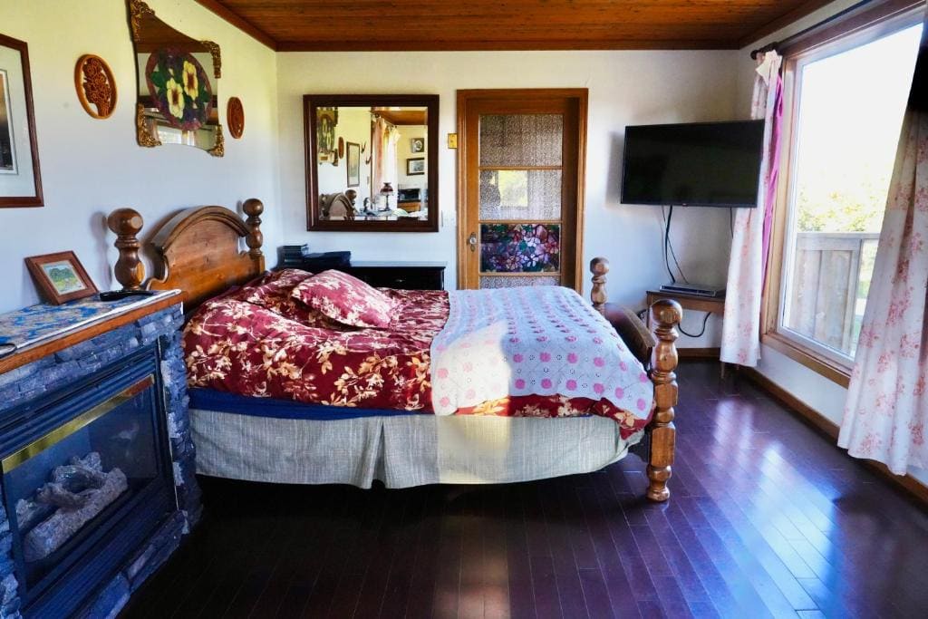 One-Bedroom Cottage room - Image 1